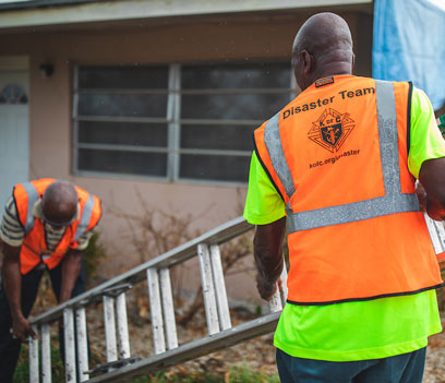 Dans des collectivits, les Chevaliers travaillent ensemble  distribuer des fournitures afin de porter secours aux sinistrs